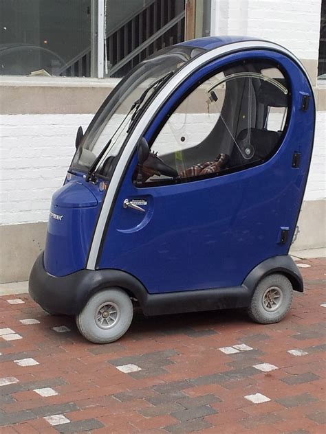 The Microlino is a space-saving, electric bubble car with: Two seats, range of up to 230 km, 12.5 kW power and top speed of 90 km/h.